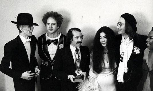 Photo originale : David Bowie, Garfunkel, Simon et le couple Lennon
