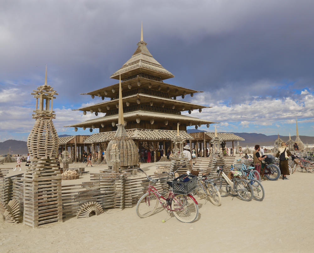 À Burning Man, un temple est dédié aux morts
